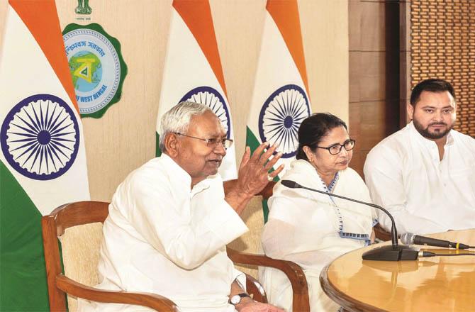 Nitish Kumar addressing the media after meeting Mamata Banerjee. Tejaswi Yadav is also there.